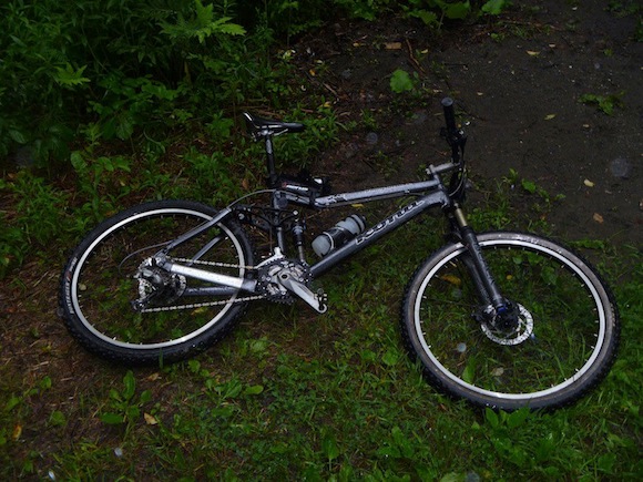 Vestige du passé. Mon Kona Dawg monté à la pièce. Un vélo toute montagne un peu lourd!