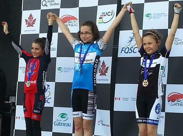 Photo courtoisie CC Lévis Subaru -- Sur le podium, pour le critérium atome féminin : Shella Caumartin, Espoirs Laval (2e), Joëlle Dellazzi, Acidose Lactique (1ère) et Rosalie Roy-Caron, CC Lévis Subaru (3e).