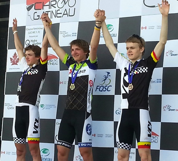 Photo courtoisie CC Lévis Subaru -- Sur le podium, pour le critérium cadet masculin : Charles Côté, VCL André Cycle (2e), Pier-André Côté, CC Lévis Subaru (1er) et Antoine Côté, VCL André Cycle (3e).